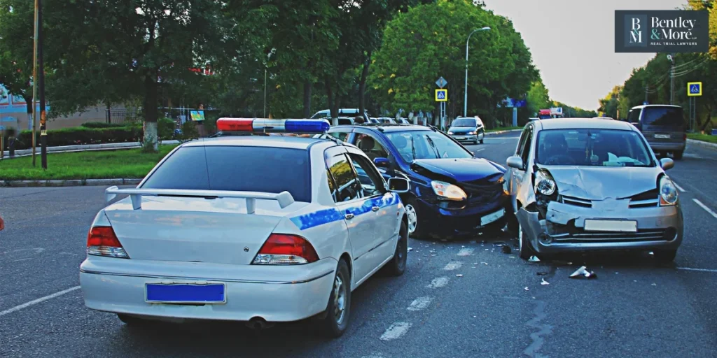 California: Leyes sobre la conducción entre carriles y responsabilidad en caso de accidente